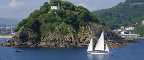 Barco à vela na Baía de La Concha, Donostia-San Sebastian Barco à vela na Baía de La Concha, Donostia-San Sebastian