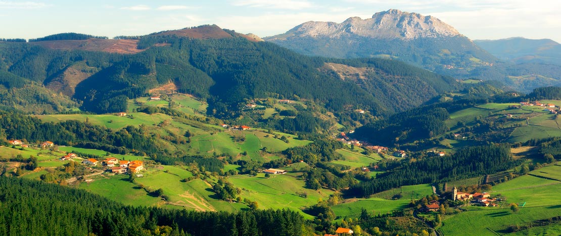 Widok na Aramaio na tle góry Udalaitz w prowincji Álava, Kraj Basków. Widok na Aramaio na tle góry Udalaitz w prowincji Álava, Kraj Basków.