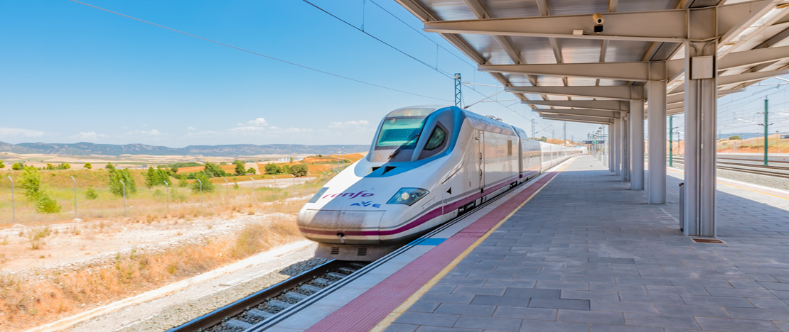 Trem AVE em uma estação ferroviária em Cuenca