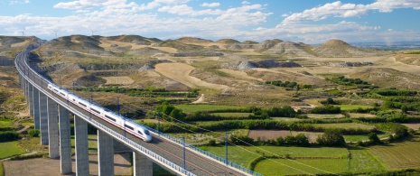 Hochgeschwindigkeitszug AVE in der Provinz Zaragoza Hochgeschwindigkeitszug AVE in der Provinz Zaragoza