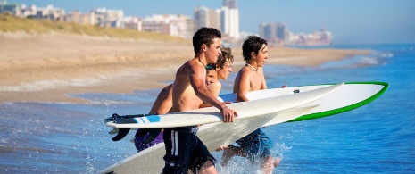 Des enfants sur la plage de Perelló de Cullera dans la province de Valence, région de Valence Des enfants sur la plage de Perelló de Cullera dans la province de Valence, région de Valence