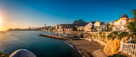 Amanecer en el frente marítimo de Dénia en Alicante, Comunidad Valenciana Amanecer en el frente marítimo de Dénia en Alicante, Comunidad Valenciana