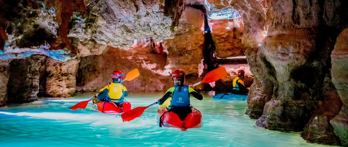 Turistas praticando “espeleo-caiaque” nas cavernas de Sant Josep de La Vall d'Uixó, em Castellón, na Comunidade Valenciana Turistas praticando “espeleo-caiaque” nas cavernas de Sant Josep de La Vall d'Uixó, em Castellón, na Comunidade Valenciana