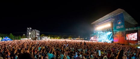 Veduta generale di un concerto del Festival Internazionale di Benicàssim (FIB) a Castellón, Comunità Valenciana Veduta generale di un concerto del Festival Internazionale di Benicàssim (FIB) a Castellón, Comunità Valenciana