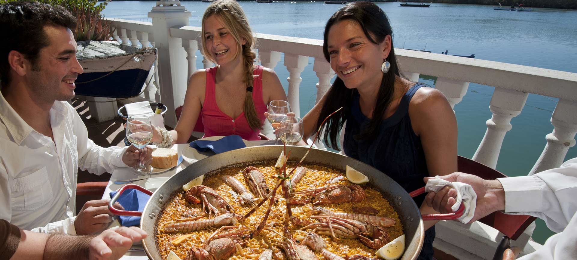 Des amis autour d’une paella Des amis autour d’une paella