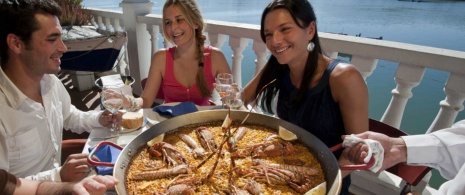 Des amis autour d’une paella Des amis autour d’une paella