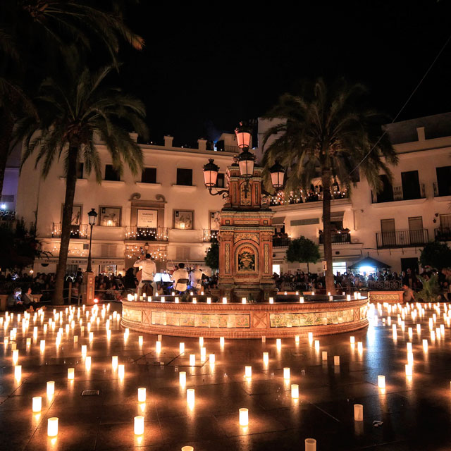 Mit Kerzen beleuchteter Platz in Vejer de la Frontera