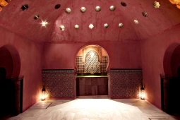Sala de piedra caliente de los baños árabes de Granada