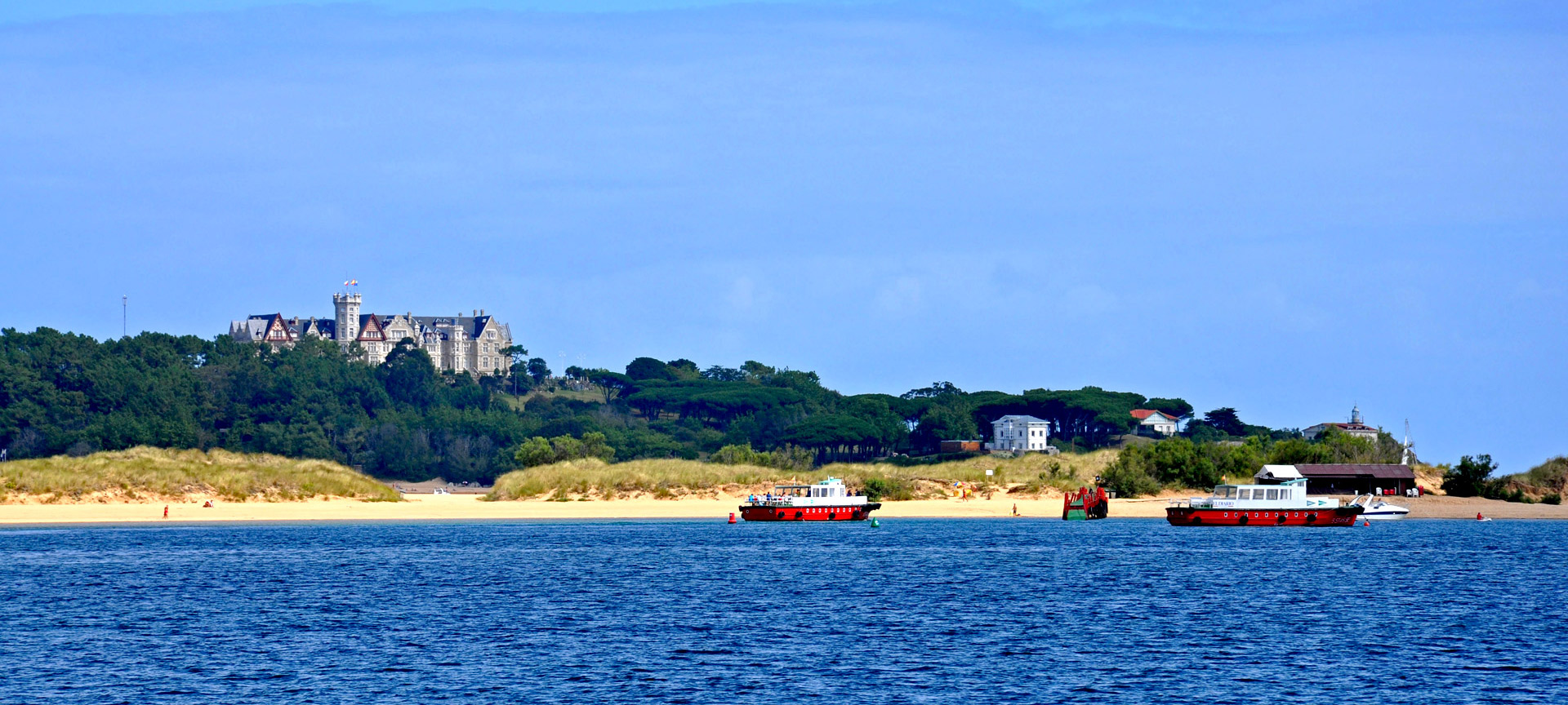 Blick vom Strand El Puntal auf Santander mit dem Magdalena-Palast Blick vom Strand El Puntal auf Santander mit dem Magdalena-Palast