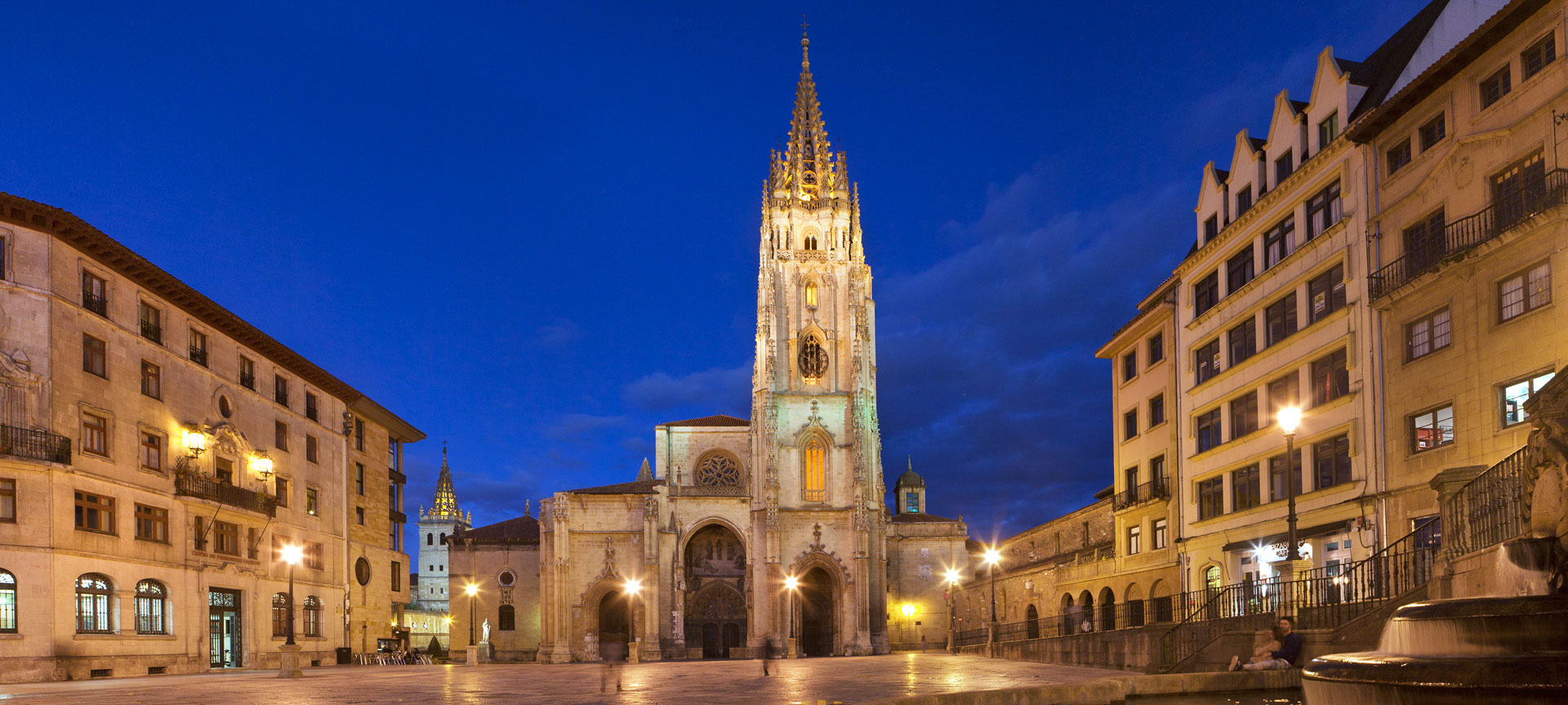 Vue de la cathédrale d’Oviedo, de nuit