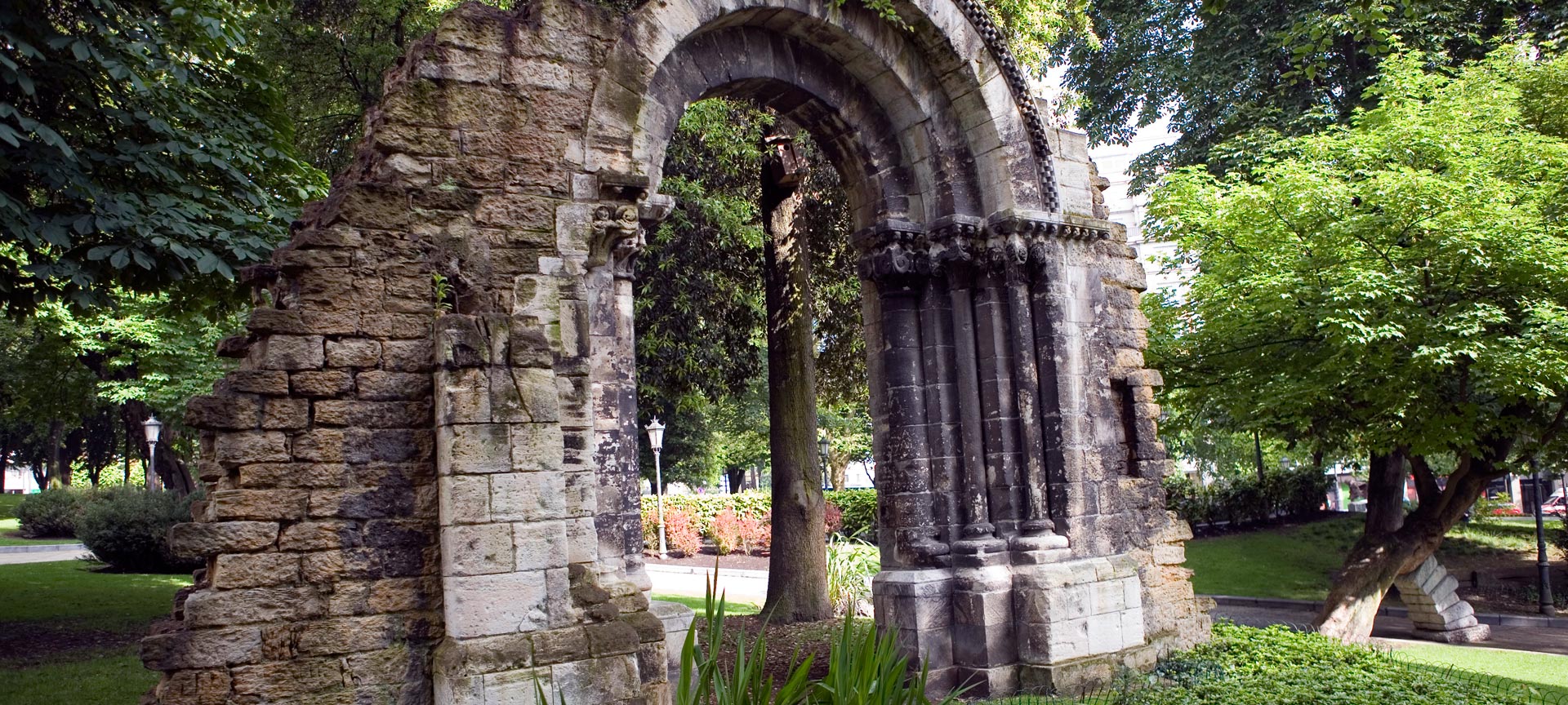 Arco romanico nel Parco di San Francisco. Oviedo