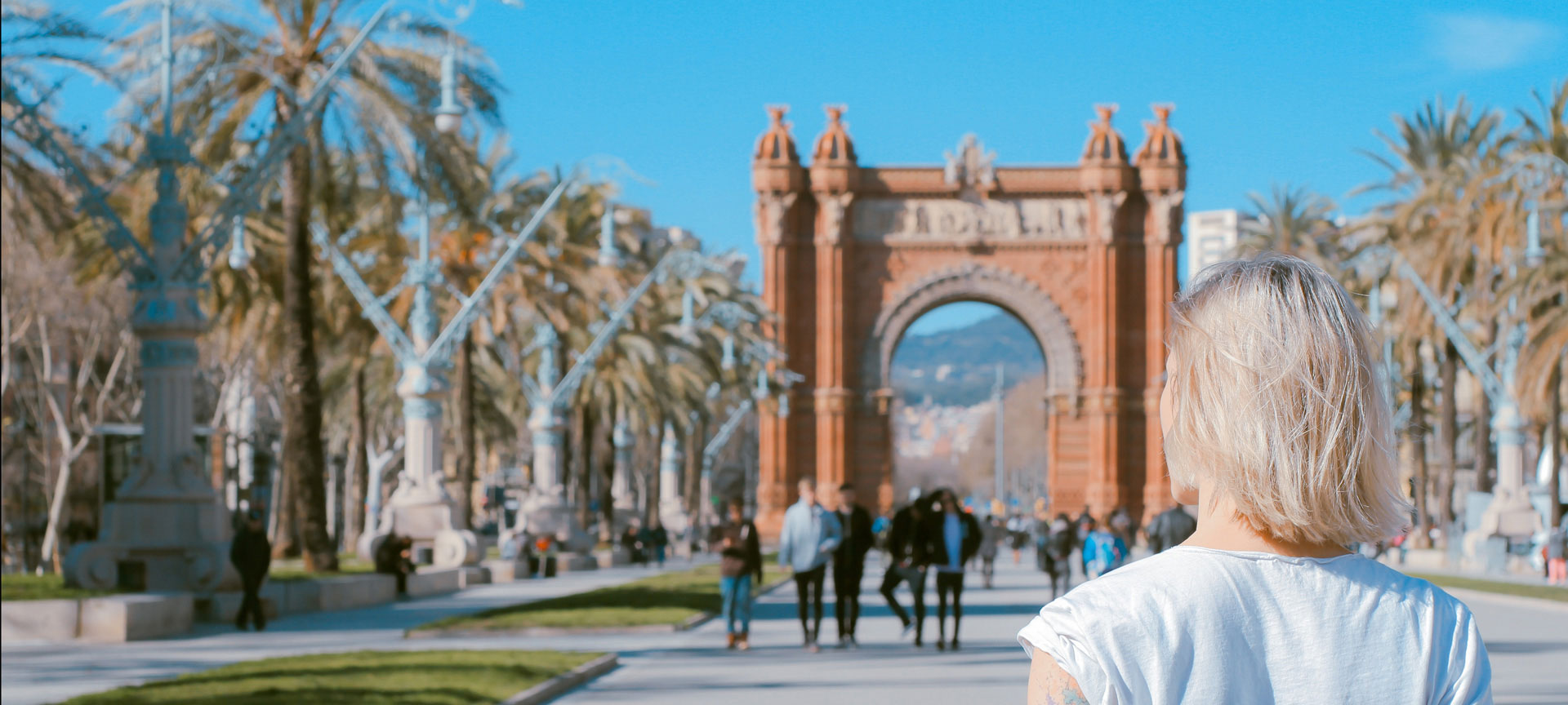 Turista frente al Arco del Triunfo de Barcelona