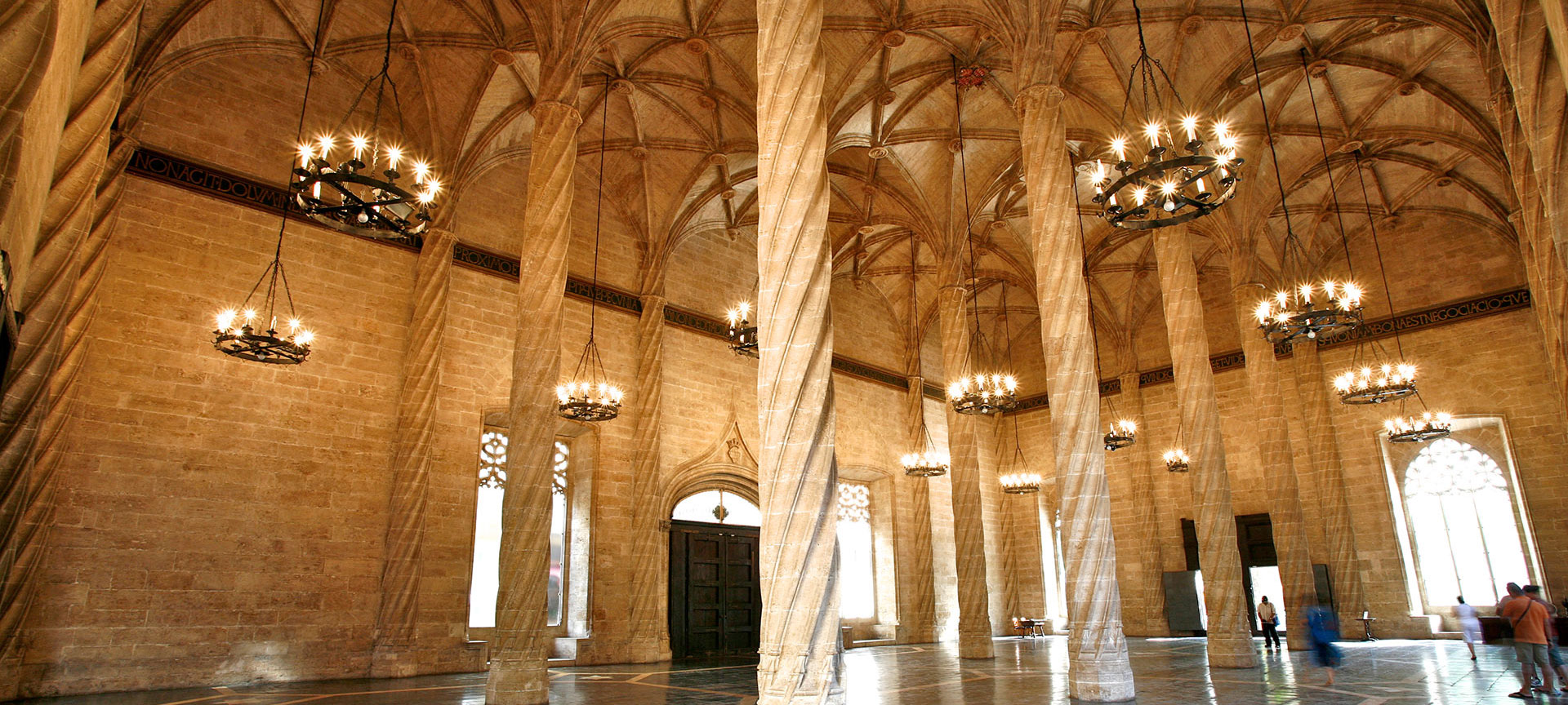 Interior da Lonja de la Seda, em Valência
