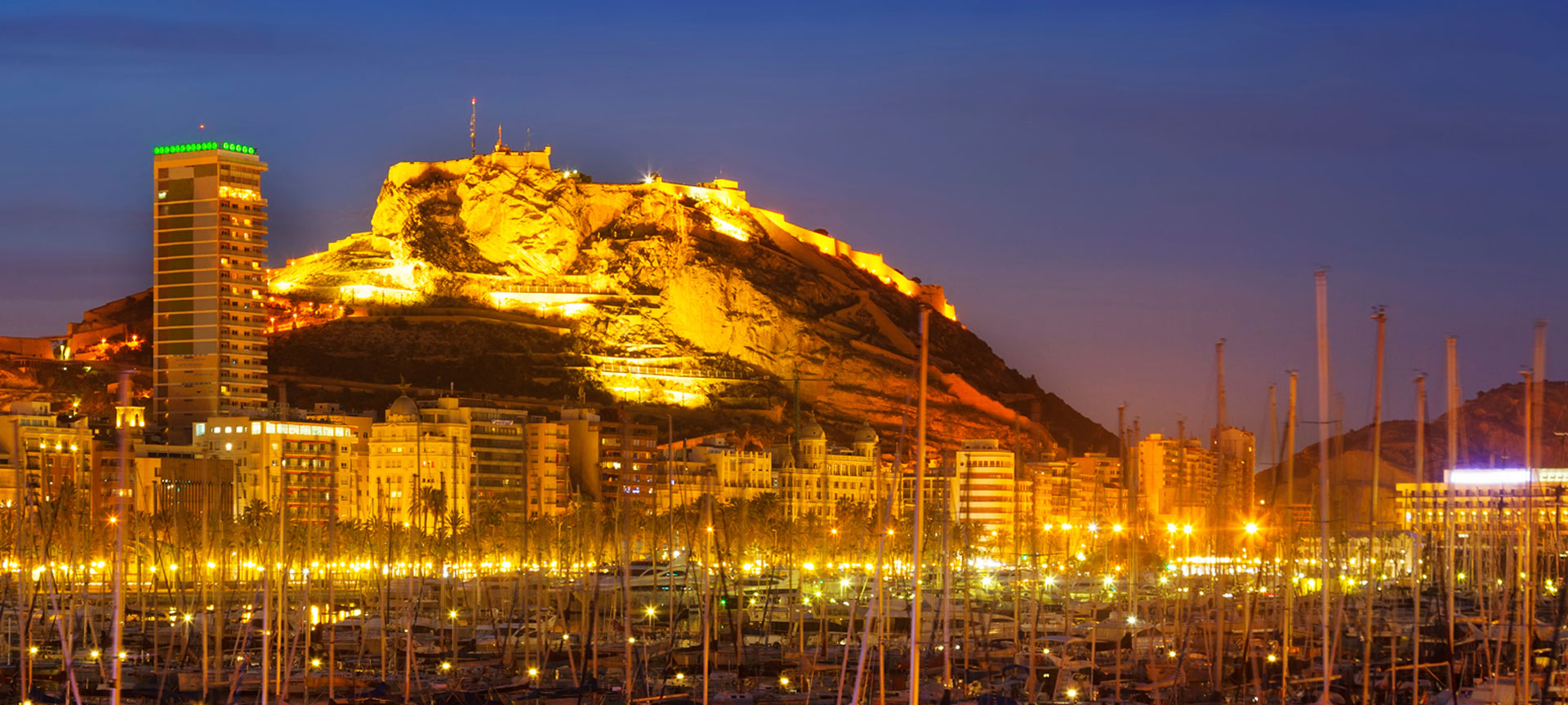 Porto de Alicante com o Castelo de Santa Bárbara ao fundo