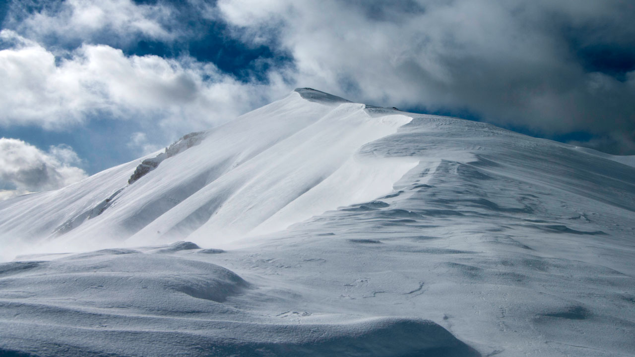Veduta innevata del paesaggio protetto di San Juan de la Peña Veduta innevata del paesaggio protetto di San Juan de la Peña