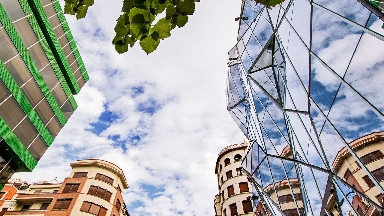 Po prawej budynek osakidetza, Bilbao Po prawej budynek osakidetza, Bilbao