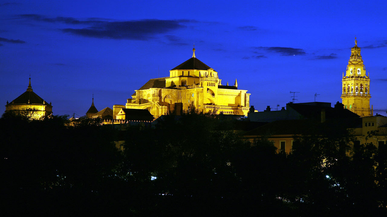 Vue nocturne de la mosquée-cathédrale de Cordoue Vue nocturne de la mosquée-cathédrale de Cordoue