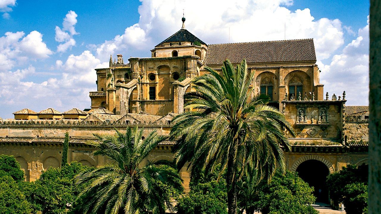 Vue de la mosquée-cathédrale depuis la cour des orangers, mosquée de Cordoue Vue de la mosquée-cathédrale depuis la cour des orangers, mosquée de Cordoue