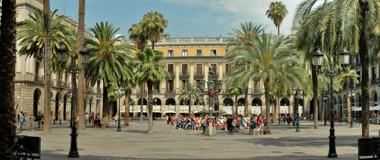 Vue panoramique de la Plaza Real et des réverbères à six branches de Gaudi, Barcelone Vue panoramique de la Plaza Real et des réverbères à six branches de Gaudi, Barcelone