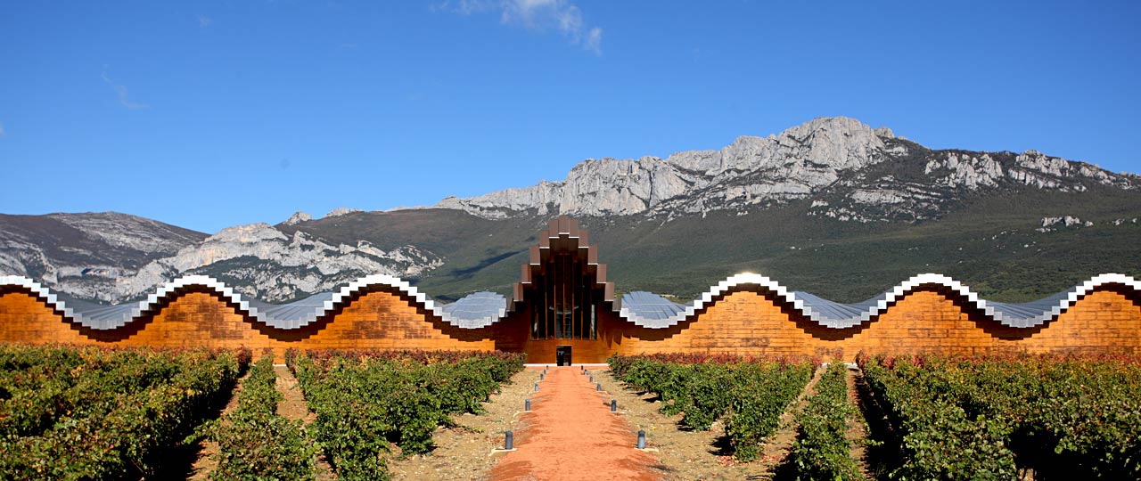 Bodegas Ysios, by Santiago Calatrava. Laguardia, Basque Country Bodegas Ysios, by Santiago Calatrava. Laguardia, Basque Country