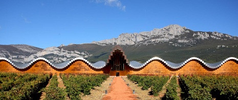 Bodegas Ysios, by Santiago Calatrava. Laguardia, Basque Country Bodegas Ysios, by Santiago Calatrava. Laguardia, Basque Country