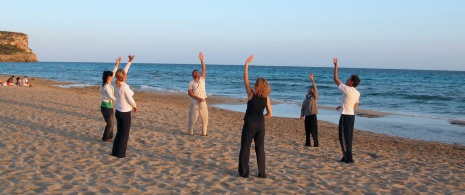 Tai-Chi am Strand von Menorca Tai-Chi am Strand von Menorca