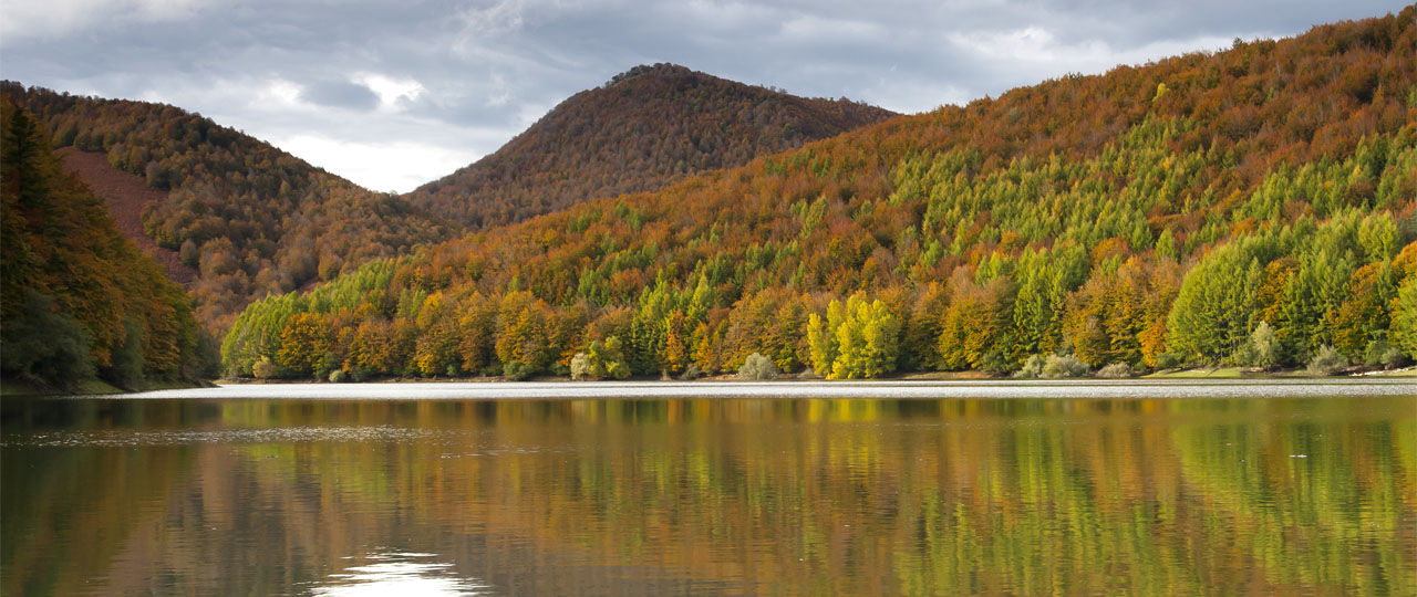 Barrage Irabia dans la forêt d'Irati, Navarre Barrage Irabia dans la forêt d'Irati, Navarre