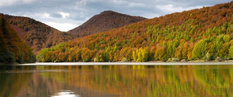 Barrage Irabia dans la forêt d'Irati, Navarre Barrage Irabia dans la forêt d'Irati, Navarre
