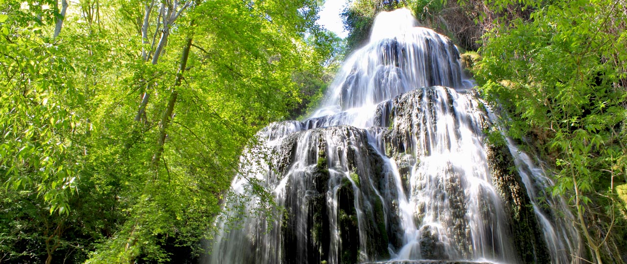 Cascade de Trinidad dans le Parc naturel du monastère de Piedra, Aragon Cascade de Trinidad dans le Parc naturel du monastère de Piedra, Aragon