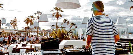 Tarde amenizada con Dj en la Marina de Valencia Tarde amenizada con Dj en la Marina de Valencia