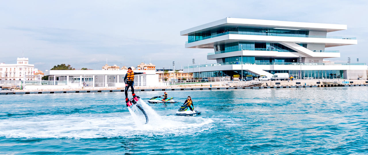 Motos acuáticas y flyboard en la Marina de Valencia Motos acuáticas y flyboard en la Marina de Valencia