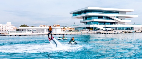 Motos acuáticas y flyboard en la Marina de Valencia Motos acuáticas y flyboard en la Marina de Valencia