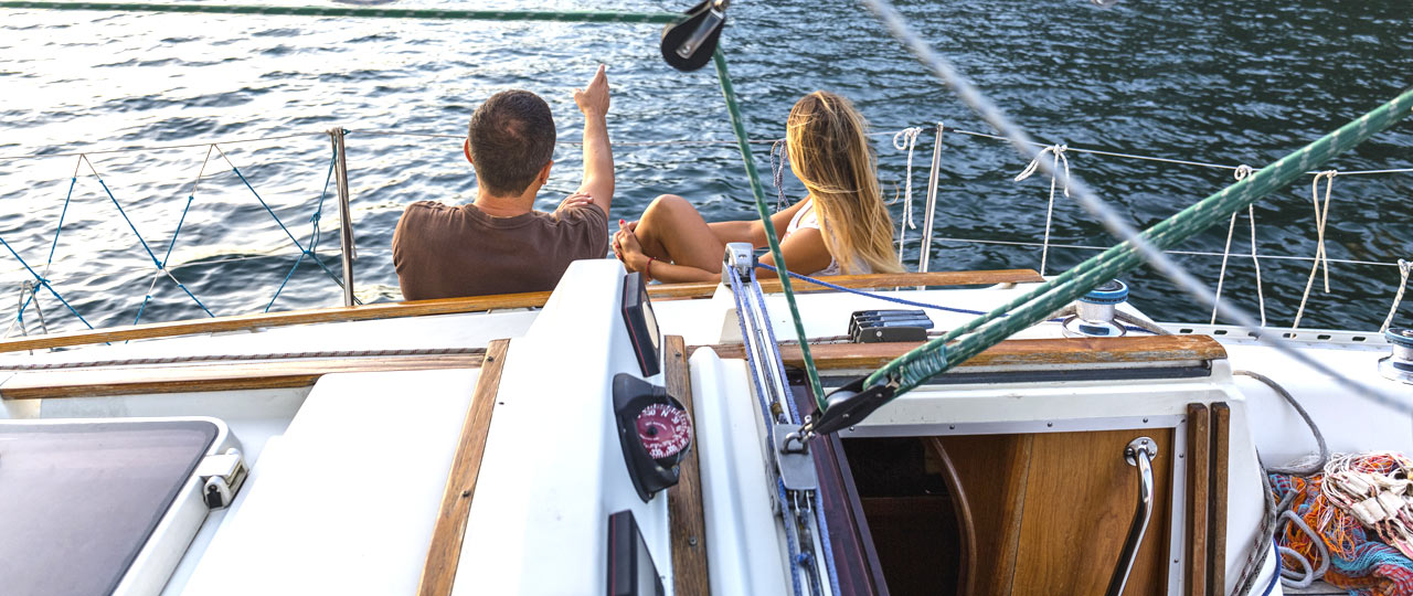 Pareja en velero Pareja en velero