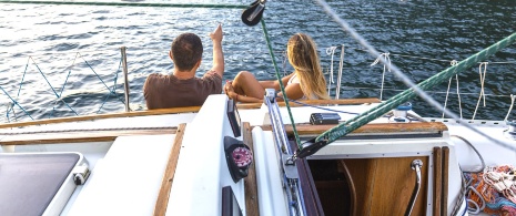 Pareja en velero Pareja en velero