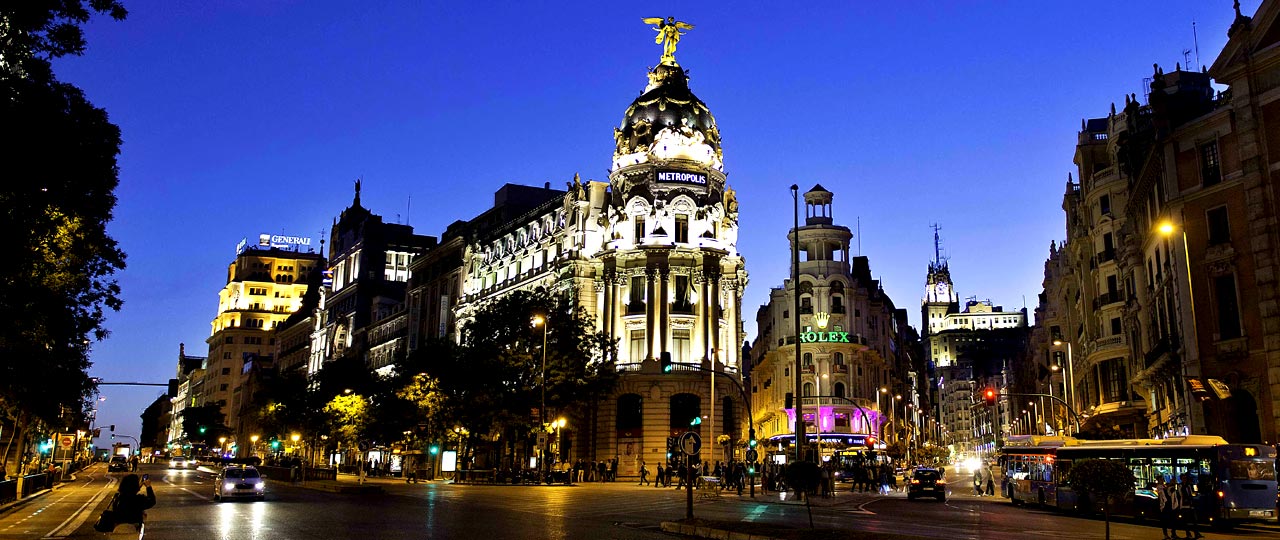 Gran vía de noche, Madrid
